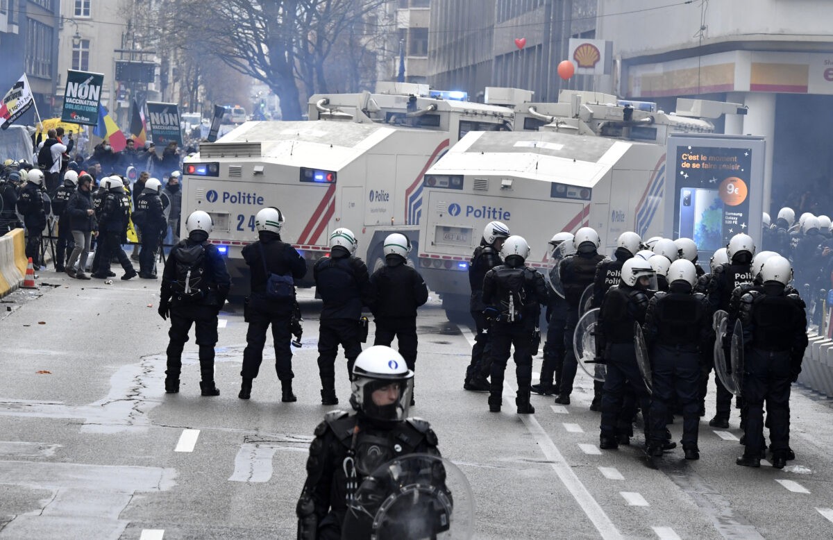 Сотрудники полиции блокируют улицу во время протеста против антивирусных мер в Брюсселе, 5 декабря 2021 года. (Geert Vanden Wijngaert/AP Photo)