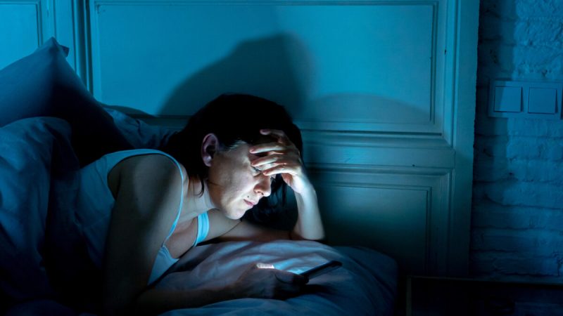 Гаджеты перед сном приводят к нарушениям сна и болезням сердца. SB Arts Media / Shutterstock | Epoch Times Россия