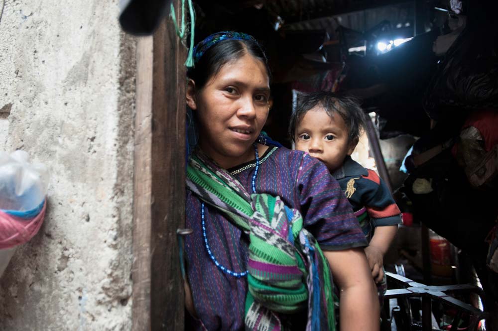Мать и её маленький сын в племени майя в Гватемале Хироко Танака / Shutterstock.com