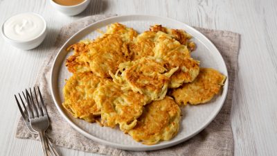 Семейный рецепт: Латке —  жареные картофельные оладьи
