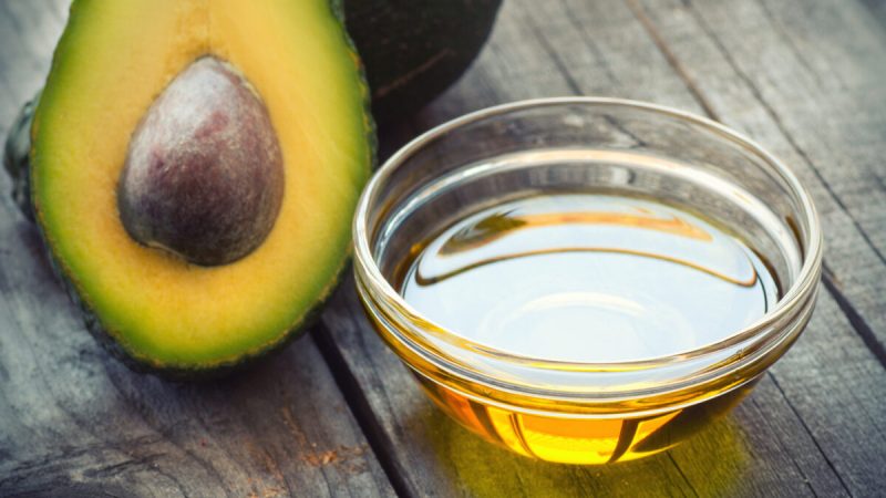 Если вы действительно сможете найти настоящее масло авокадо, оно может стать очень полезным дополнением к вашему рациону. Avocado Oil By Lecic/Shutterstock | Epoch Times Россия