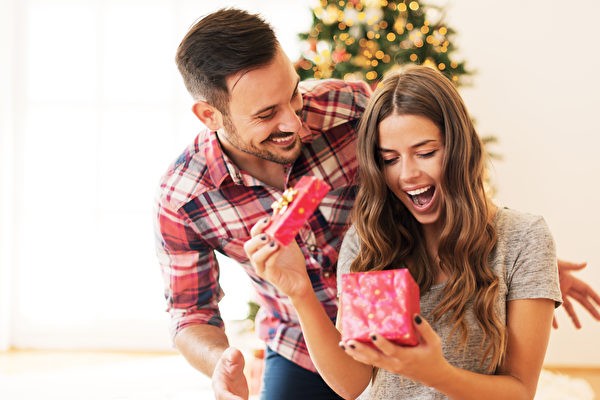 Подарить подарок на новогодние праздники — значит удивить другого человека. (Фото/shutterstock) | Epoch Times Россия