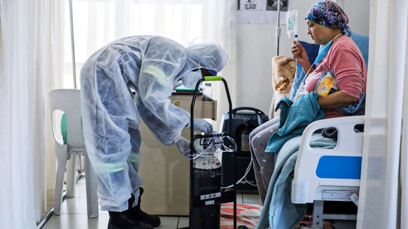 Пациенту оказывают помощь в больнице в Йоханнесбурге, ЮАР. (Sumaya Hisham/Reuters)  | Epoch Times Россия