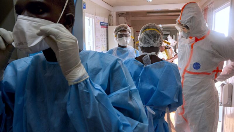 Медицинский персонал в изоляторе отделения инфекционных заболеваний министерства здравоохранения в Джубе, Южный Судан, на фотографии из архива (Alex McBride/AFP via Getty Images)
 | Epoch Times Россия
