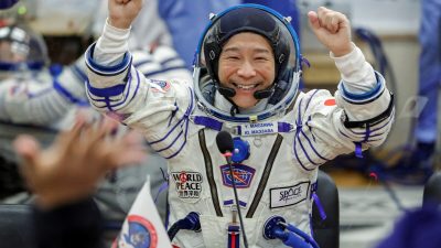 Японский миллиардер вернулся на Землю из космического путешествия