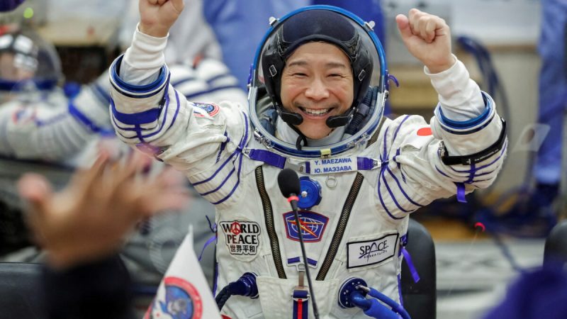 Японский предприниматель Юсаку Маэдзава незадолго до запуска на Международную космическую станцию (МКС) на космодроме Байконур, Казахстан, 8 декабря 2021 года. (Shamil Zhumatov/Reuters)
 | Epoch Times Россия