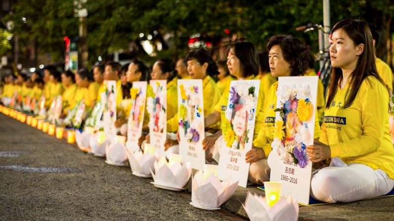 Последователи Фалуньгун проводят акцию со свечами перед консульством Китая в Торонто 13 июля 2019 года, держа в руках фотографии практикующих, погибших в результате преследований в Китае. (Раздаточный материал)
 | Epoch Times Россия