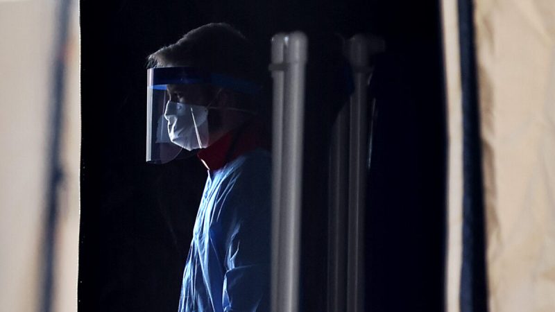 Медицинские работники готовятся проверять людей на коронавирус на полигоне в Ландовере, штат Мэриленд, 30 марта 2020 г. (Chip Somodevilla/Getty Images)  | Epoch Times Россия