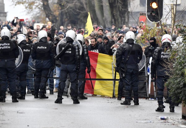 Полицейские блокируют улицу во время акции протеста против мер против антиковидных ограничений в Брюсселе, 5 декабря 2021 года. (Geert Vanden Wijngaert/AP Photo)
