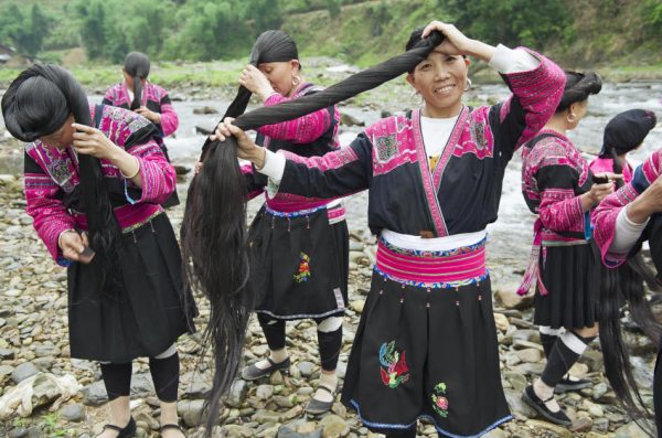 Народ Яо гордится длинными волосами своих женщин и считает их символом удачи, процветания и долголетия. (Image: Dmitry Chulov via Dreamstime)