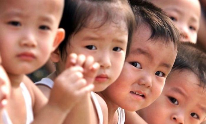  Последние результаты переписи населения Китая показали старение населения и сокращение доли новорождённых. (Getty Images)
 | Epoch Times Россия