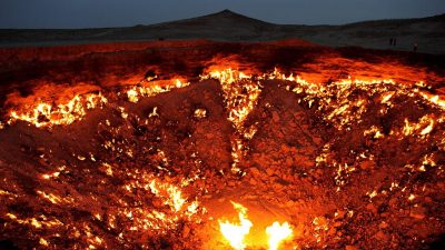 Президент Туркменистана хочет потушить газовый кратер «Врата ада»