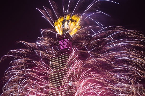 Новогодние фейерверки привлекают большое внимание людей. На фотографии изображён фейерверк на Тайбэй (изображение: Chen Bozhou/The Epoch Times) | Epoch Times Россия
