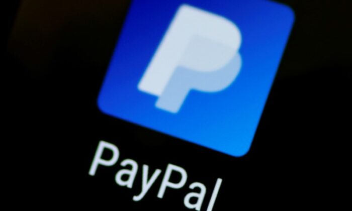 Логотип приложения PayPal на мобильном телефоне на фотографии, сделанной 16 октября 2017 г. Фото: Thomas White/Illustration/REUTERS | Epoch Times Россия
