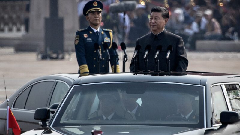 Президент Китая Си Цзиньпин едет в машине после осмотра войск во время парада в честь 70-летия основания Китайской Народной Республики в 1949 году на площади Тяньаньмэнь в Пекине 1 октября 2019 года. Фото: Kevin Frayer/Getty Images
 | Epoch Times Россия