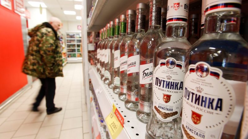Покупатель проходит мимо полок с бутылками водки в супермаркете в Москве, Россия, 8 апреля 2020 года. (Maxim Shemetov/Reurers) | Epoch Times Россия