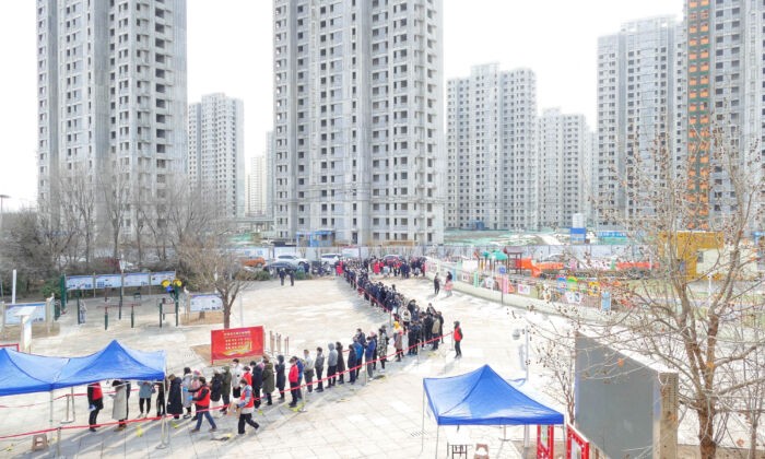 Очередь на COVID-19-тестирование в Тяньцзине, Китай, 9 января 2022 года. Фото: CNS Photo via ReutersS | Epoch Times Россия