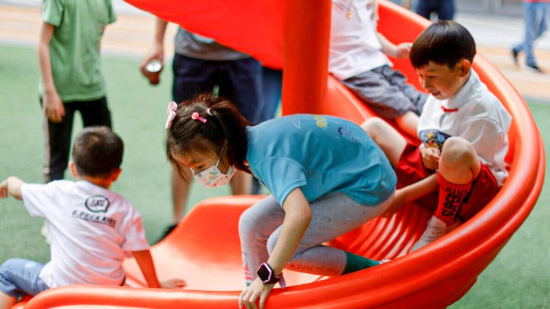 Дети играют на детской площадке внутри торгового комплекса в Шанхае 1 июня 2021 года. (Aly Song/Reuters) | Epoch Times Россия
