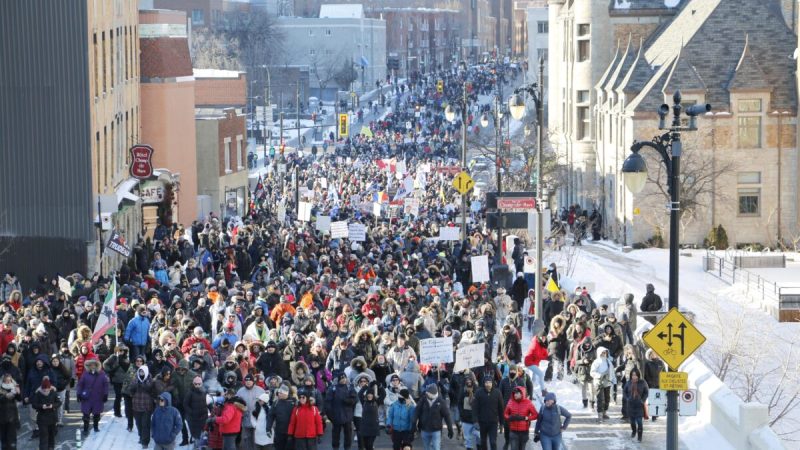 Несколько тысяч протестующих митингуют против ограничительной политики в отношении пандемии в Монреале, 8 января 2022 года. (Noé Chartier/The Epoch Times)
 | Epoch Times Россия