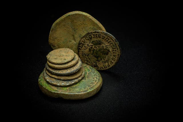 Римские монеты, обнаруженные во время раскопок. (HS2/PA)