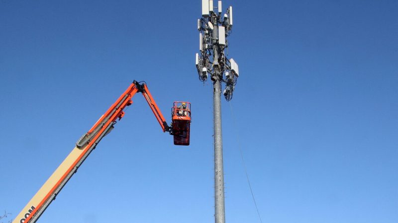 Подрядная бригада компании Verizon устанавливает телекоммуникационное оборудование 5G на вышке в Ореме, штат Юта, 3 декабря 2019 года. (George Frey/Reuters) | Epoch Times Россия