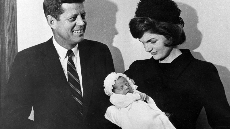 Избранный президент Джон Ф. Кеннеди и Жаклин Кеннеди в больнице Джорджтаунского университета в Вашингтоне со своим сыном Джоном Ф. Кеннеди-младшим после крещения младенца 8 декабря 1960 года. (AP Photo) | Epoch Times Россия