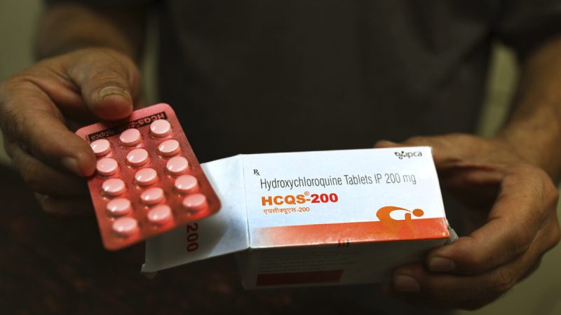 Аптекарь демонстрирует таблетки «Гидроксихлорохина» в Нью-Дели, Индия, 9 апреля 2020 года. (Manish Swarup/AP Photo) | Epoch Times Россия