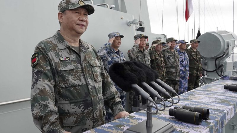 Выступление китайского лидера Си Цзиньпина после обзора флота Военно-морского флота Народно-освободительной армии Китая (НОАК) в Южно-Китайском море 12 апреля 2018 г. Фото: Li Gang/Xinhua via AP
 | Epoch Times Россия