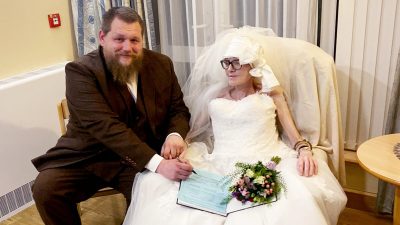 Убитый горем мужчина женится на своей любимой за 2 дня до того, как она проиграла битву с раком