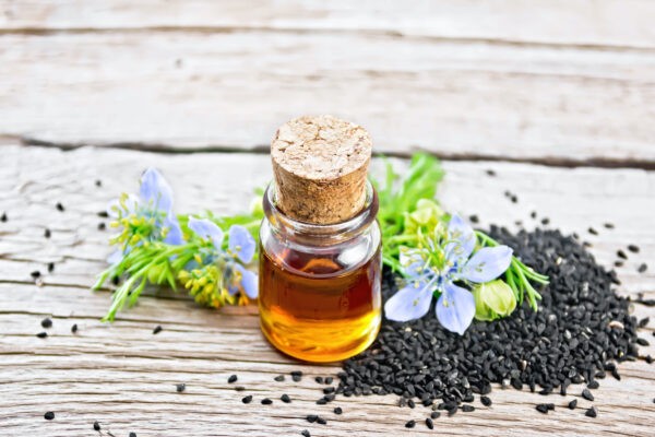 Масло из чёрных семян набирает внушительный список исследованных полезных свойств, включая потенциальное терапевтическое воздействие на COVID-19. Фото: kostrez/Shutterstock