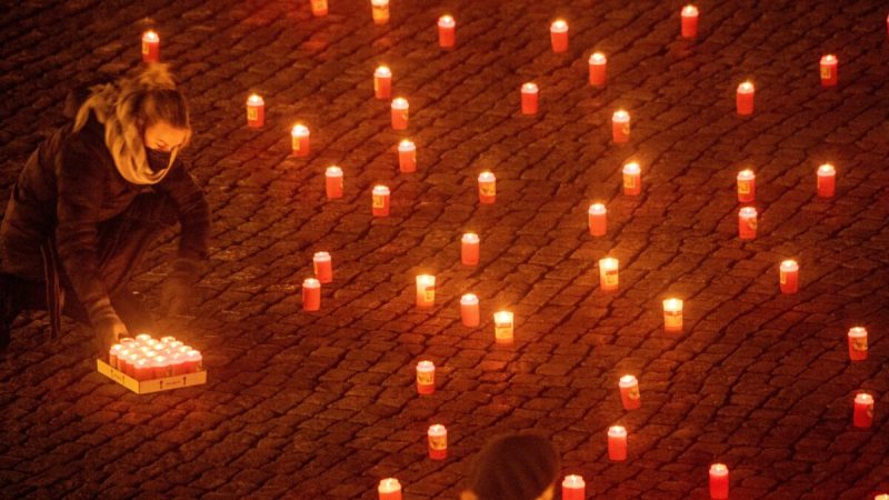 Свечи в память об умерших от COVID-19 на рынке в Грайфсвальде, Германия, 17 января 2022 года. Фото: Stefan Sauer/DPA via AP
 | Epoch Times Россия