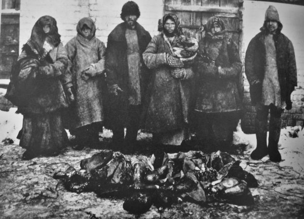 Крестьяне стоят над человеческими останками. Каннибализм был широко распространён во время голода в России в 1921–1922 году. Фото: Creative Commons/Wikimedia