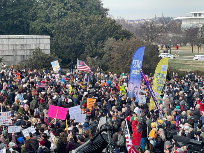Тысячи протестуют в Вашингтоне против обязательной вакцинации
