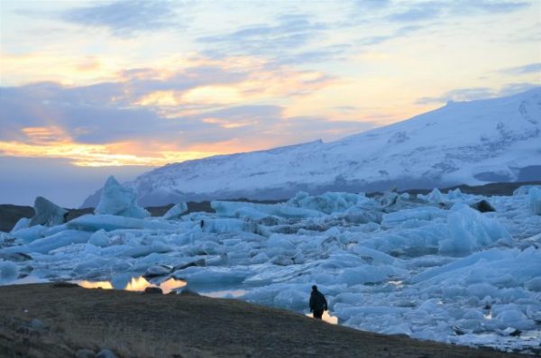 Лёд сбрасывается с исландского ледника Брейдамеркурйокудль на пути к Атлантическому океану. (Image: Kevin Krajick/Earth Institute)