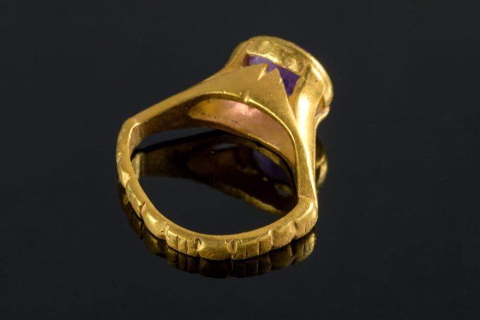 В византийской винодельне VII века нашли золотое кольцо с аметистом