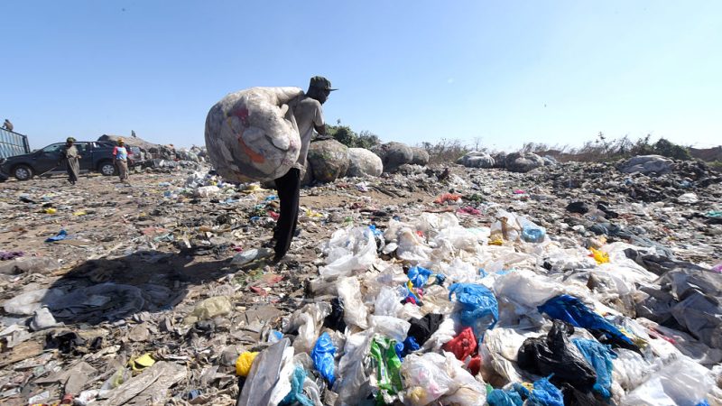 Пластиковый мусор выбрасывают на свалке Mbeubeuss 5 января 2016 года в Дакаре, Сенегал, где новый закон запрещает использование некоторых пластиковых пакетов. (SEYLLOU/AFP/Getty Images) | Epoch Times Россия