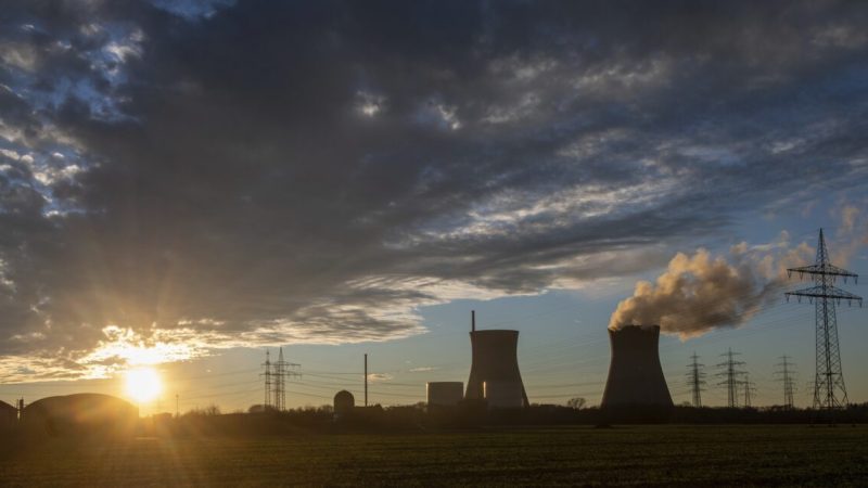 Пар из градирни атомной электростанции в Гундреммингене, Бавария, Германия, 31 декабря 2021 г. Фото: Stefan Puchner/dpa via AP
 | Epoch Times Россия