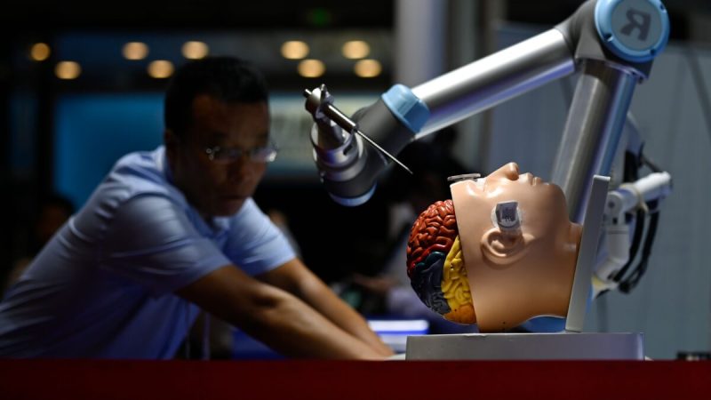 Роботизированная рука для операции на головном мозге на Всемирной конференции роботов в Пекине 20 августа 2019 г. (Wang Zhao/AFP via Getty Images) | Epoch Times Россия