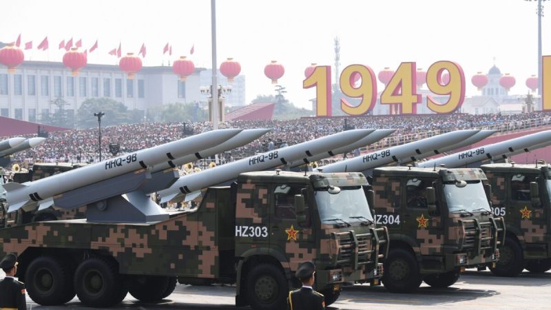 Военная техника с зенитными ракетами HHQ-9B участвует в военном параде на площади Тяньаньмэнь в Пекине 1 октября 2019 г. Фото: Greg Baker/AFP via Getty Images
 | Epoch Times Россия