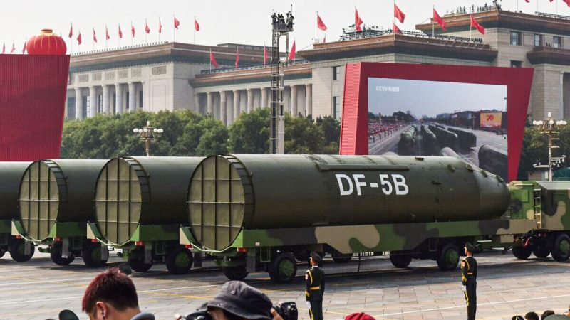 Военная техника с межконтинентальными баллистическими ракетами DF-5B на военном параде на площади Тяньаньмэнь в Пекине 1 октября 2019 года. Фото: Greg Baker/AFP via Getty Images
 | Epoch Times Россия