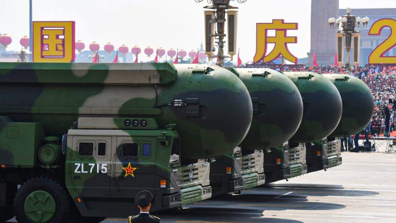 Китайские межконтинентальные баллистические ракеты с ядерным зарядом DF-41 во время военного парада на площади Тяньаньмэнь в Пекине, Китай, 1 октября 2019 г. (GREG BAKER/AFP viа Getty Images)  | Epoch Times Россия