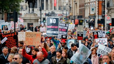 Европа и США протестуют против обязательной вакцинации от COVID