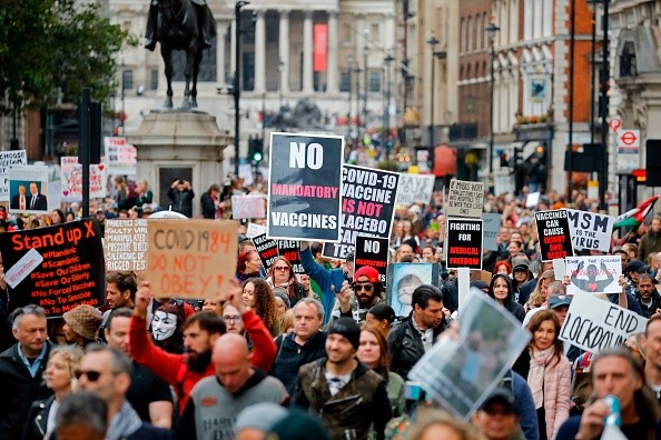 Протестующие маршируют по Уайтхоллу в центре Лондона на демонстрации, организованной 29 августа 2020 года. (Tolga Akmen/AFP via Getty Images)
 | Epoch Times Россия