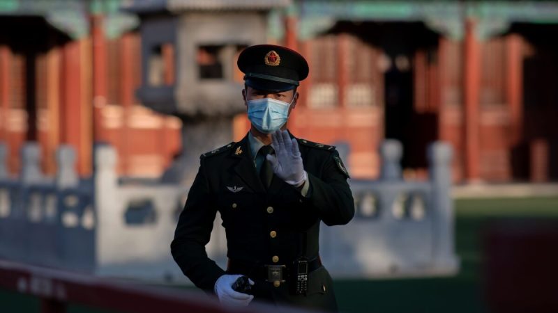 Солдат в маске у Запретного города в Пекине 22 октября 2020 года. (Nicolas Asfouri/AFP via Getty Images)  | Epoch Times Россия