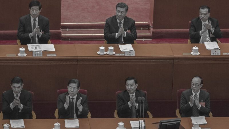 Китайский лидер Си Цзиньпин (вверху в центре), премьер Госсовета КНР Ли Кэцян (справа) и председатель НПК Ли Чжаньшу (слева), аплодируют во время выступления на втором пленарном заседании в Большом зале народных собраний в Пекине 8 марта 2021 года. (Kevin Frayer/Getty Images) | Epoch Times Россия
