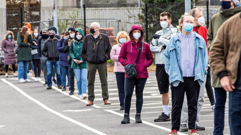 Люди стоят в очереди, чтобы сдать анализ на COVID-19 в переносном центре тестирования, работающем при службе скорой помощи в Дублине, Ирландия, 25 марта 2021 года. (Paul Faith/AFP via Getty Images) | Epoch Times Россия