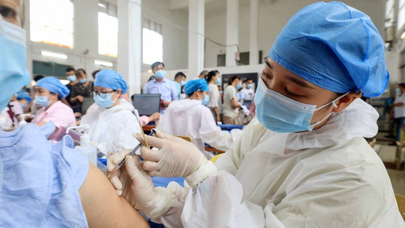 Вакцинация Sinovac COVID-19, Ронган, провинция Гуанси, 3 июня 2021 г. Фото: STR/AFP via Getty Images  | Epoch Times Россия