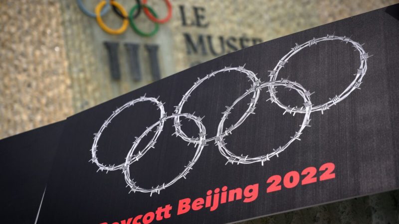 Плакат с изображением олимпийских колец из проволоки рядом с вывеской Олимпийского музея во время акции протеста тибетцев и уйгуров против зимних Олимпийских игр 2022 года в Пекине, Лозанна, Швейцария, 23 июня 2021 г. (Fabrice Coffrini/AFP via Getty Images)
 | Epoch Times Россия