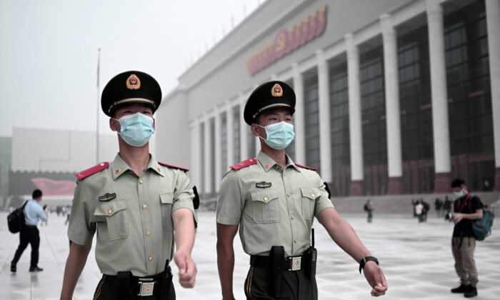 Военизированная полиция проходит около музея Коммунистической партии Китая рядом с национальным стадионом «Птичье гнездо» в Пекине 25 июня 2021 года. (Noel Celis/AFP via Getty Images) | Epoch Times Россия
