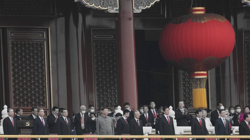 Китайский лидер Си Цзиньпин (в центре) на праздновании 100-летия Компартии Китая на площади Тяньаньмэнь в Пекине, Китай, 1 июля 2021 г. (Lintao Zhang /Getty Images)  | Epoch Times Россия